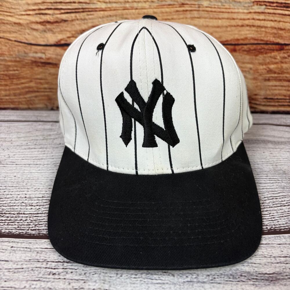 Vintage 1990s New York Yankees Pinstripe MLB Snapback Hat